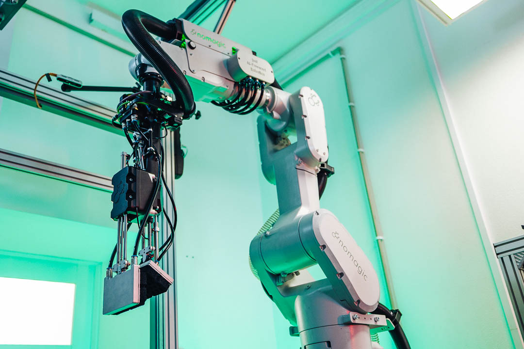 Physical AI Solution to Pick 2-piece Shoeboxes